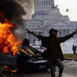 Disturbios en el Congreso por la Ley Bases: incendiaron autos, lanzan bombas molotov y la Policía respondió con gases lacrimógenos